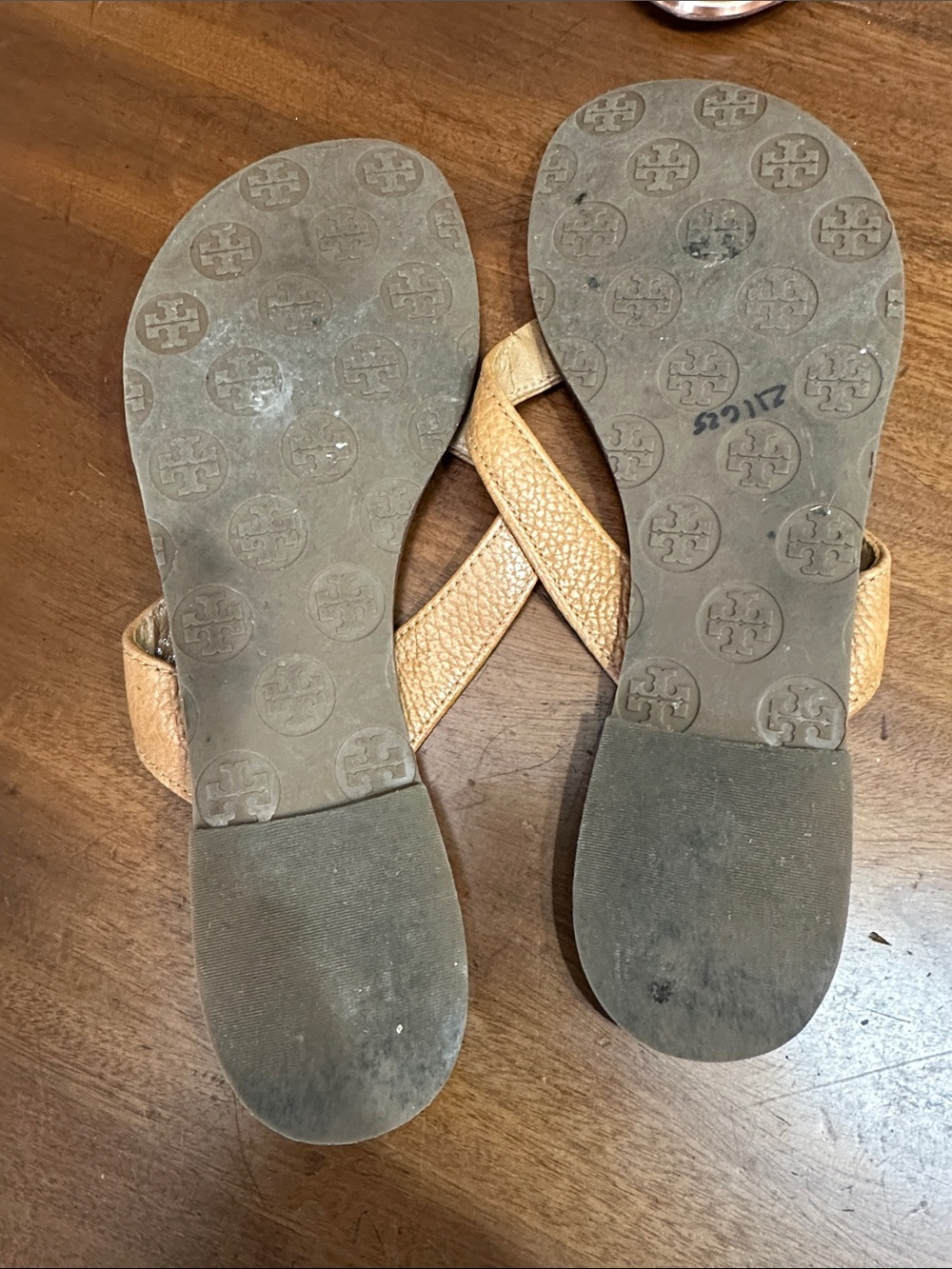Tory Burch Tan Leather Logo Flip Flop Sandals with Gold Emblem - Picture 4 of 5